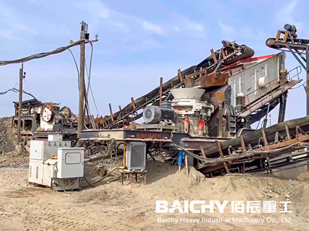 Panoramic View of a Wheel-Mounted Mobile Granite Crushing Line (Output: 150&ndash;200 tons/hour)