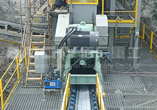 Vibrating screen classifying crushed river stone into 4 finished sizes Philippines