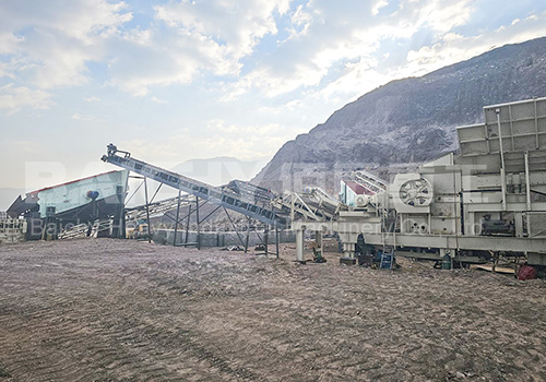 Joint operation of mobile crushing and screening stations