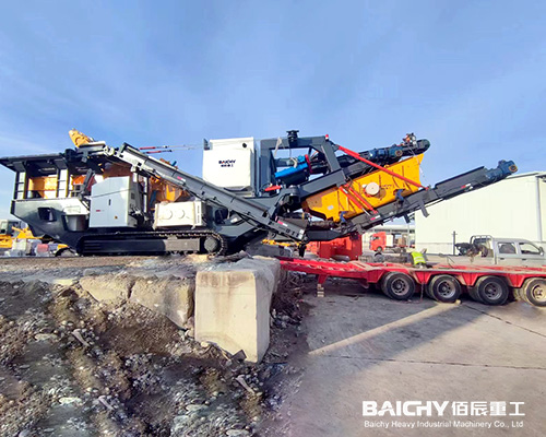On-site footage of a crawler-mounted impact crushing and screening plant processing coal gangue