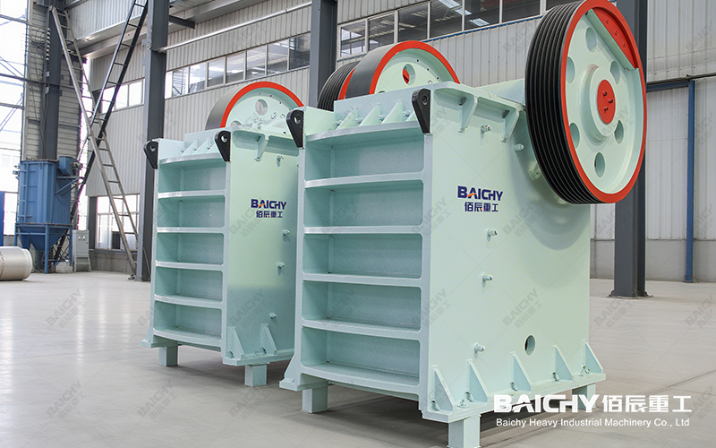 Jaw crusher in work shop