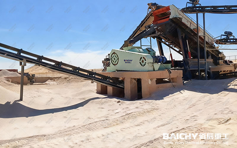 Double-toothed roller crusher at a customer's site.