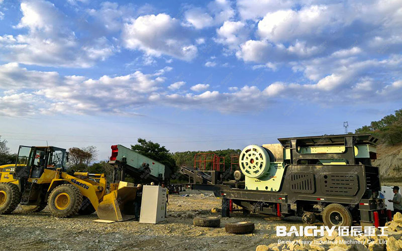Mobile jaw crusher plant at a customer's site.