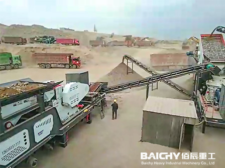 Operational View of a 100 t/h Mobile Limestone Jaw Crushing Station at a Quarry Site