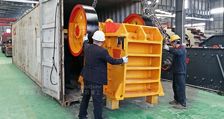 The jaw crusher is in the mine! Broken rock, granite, limestone...