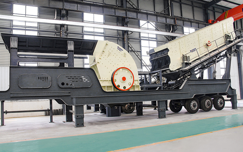 Portable hammer crusher working on site