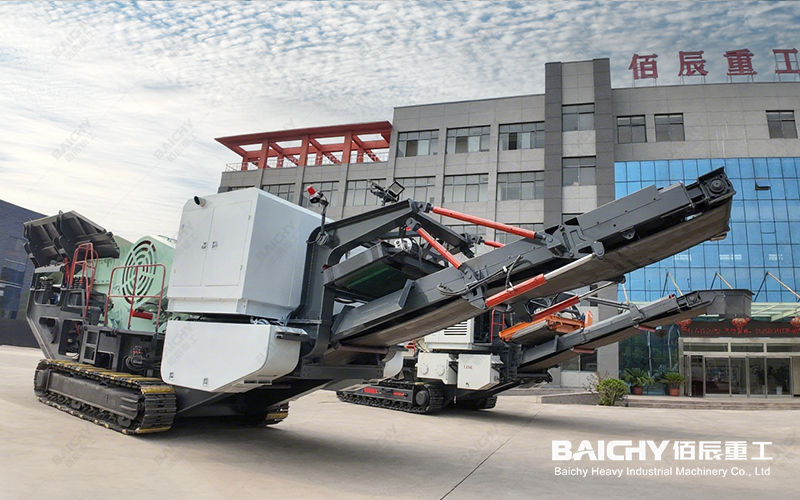 Exterior view of tracked jaw crusher station