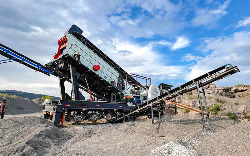 Four-unit mobile crushing plant at a site in Mexico
