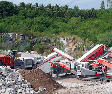 track type mobile crusher working