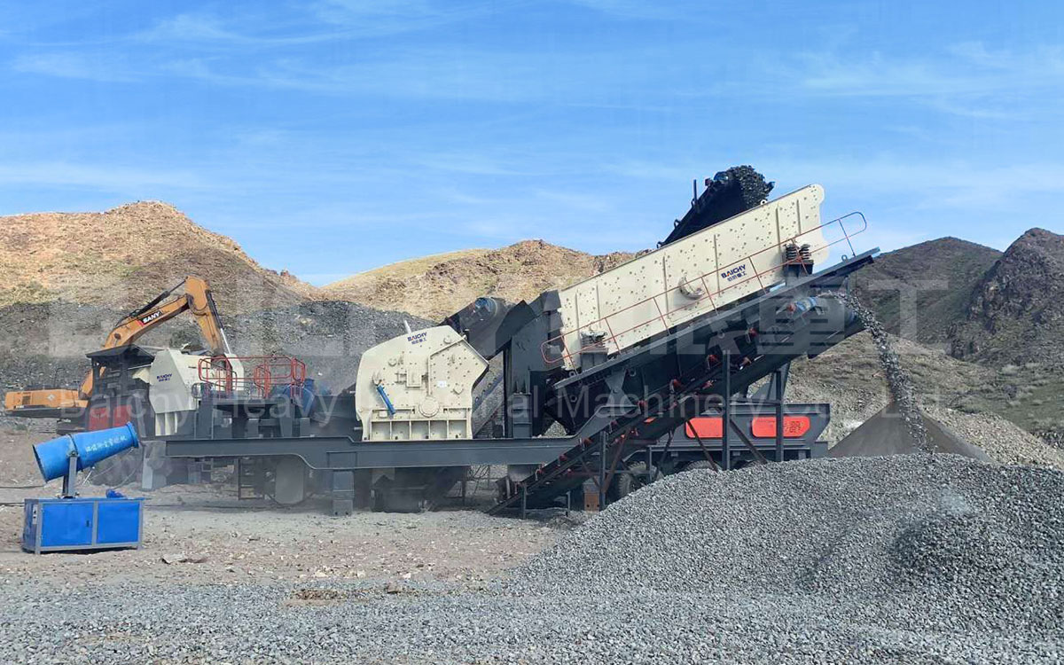 Tire-mounted mobile impact crusher
