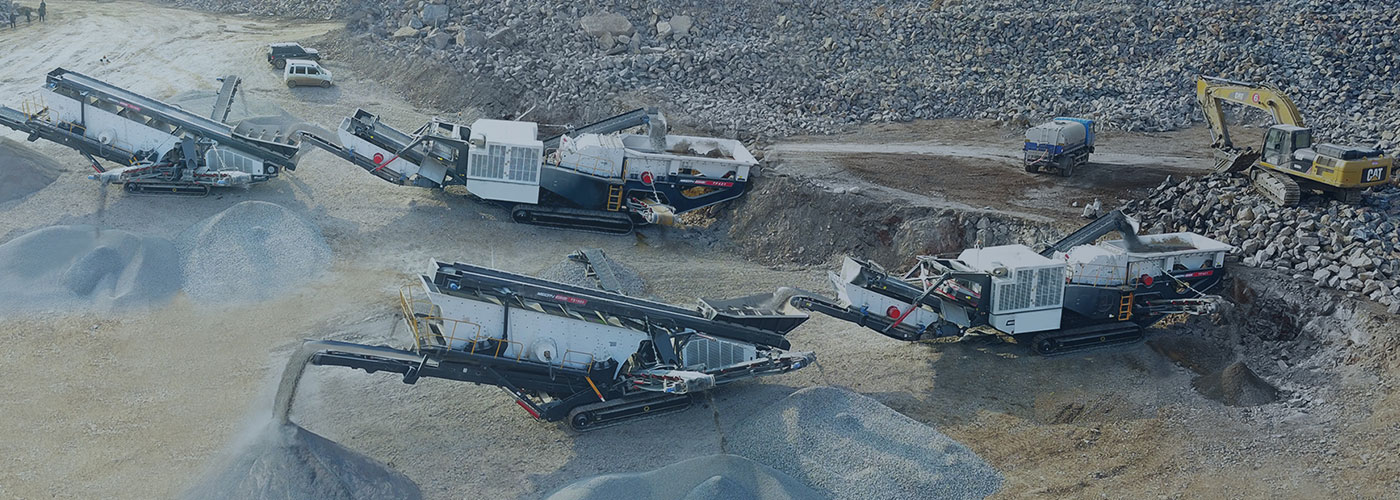 On-site tracked mobile aggregate crushing and screening operation
