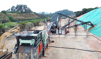 Mobile crushing plant for highways