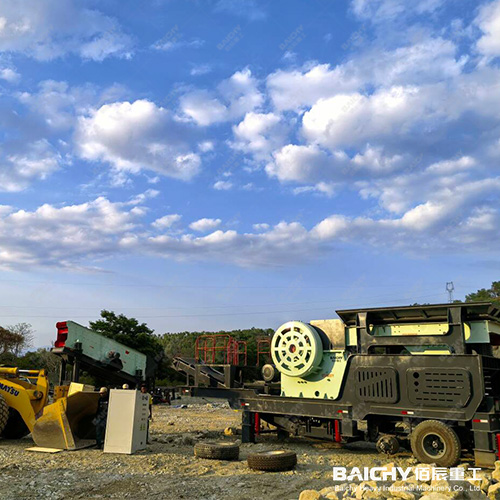 Mobile primary crusher feeding a gravel screening plant
