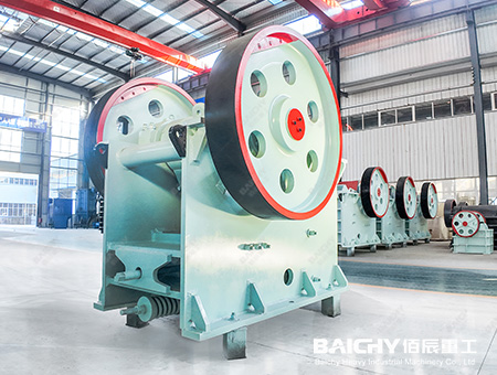 A PE600x900 jaw crusher is performing primary crushing on large granite blocks. 